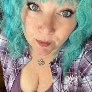 Meet your Posher, Holley